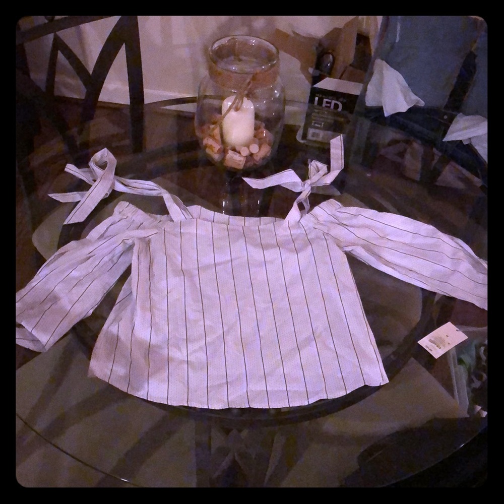 Cute off the shoulder top NWT